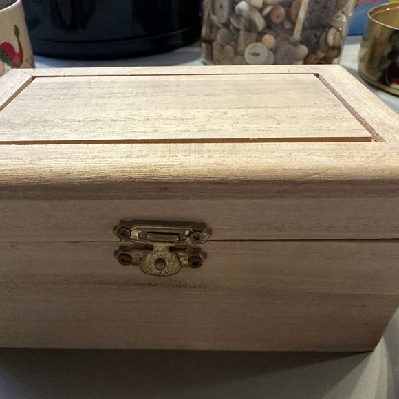 Wooden box of old vintage items - Picture 4 of 11